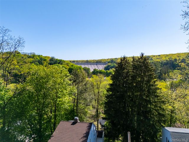 25 Hillside Avenue, Valhalla, NY 10595