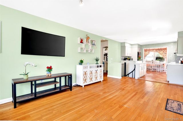 25 Hillside Avenue, Valhalla, NY 10595