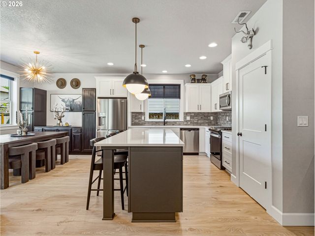 836 Ne 17TH Ave, Canby, OR 97013