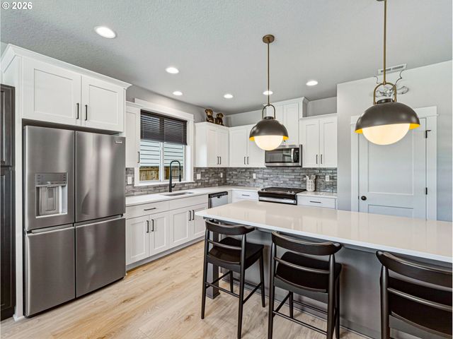 836 Ne 17TH Ave, Canby, OR 97013