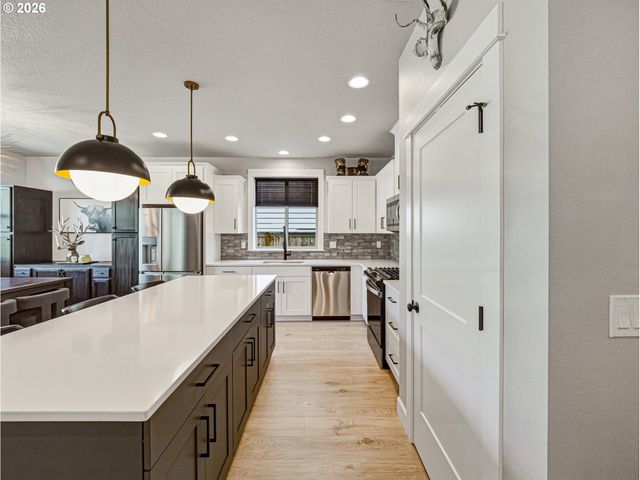 836 Ne 17TH Ave, Canby, OR 97013