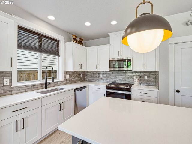 836 Ne 17TH Ave, Canby, OR 97013