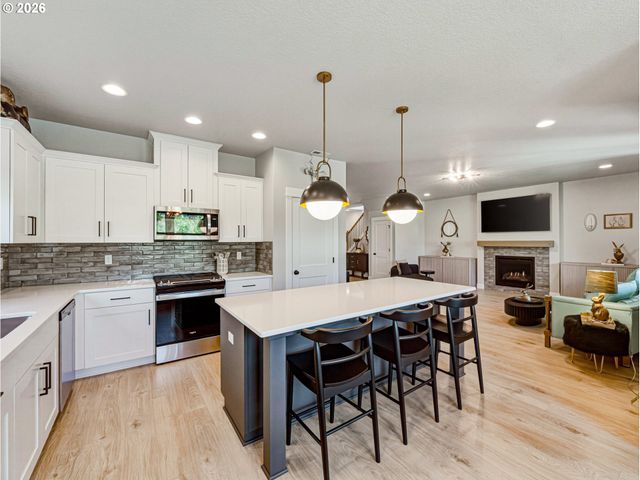 836 Ne 17TH Ave, Canby, OR 97013