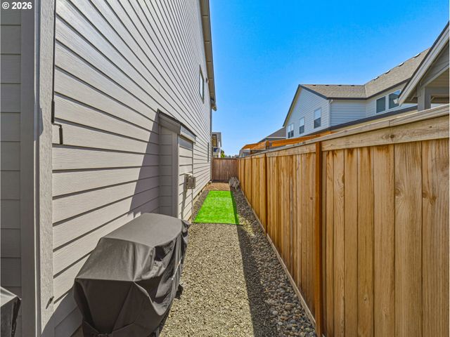 836 Ne 17TH Ave, Canby, OR 97013