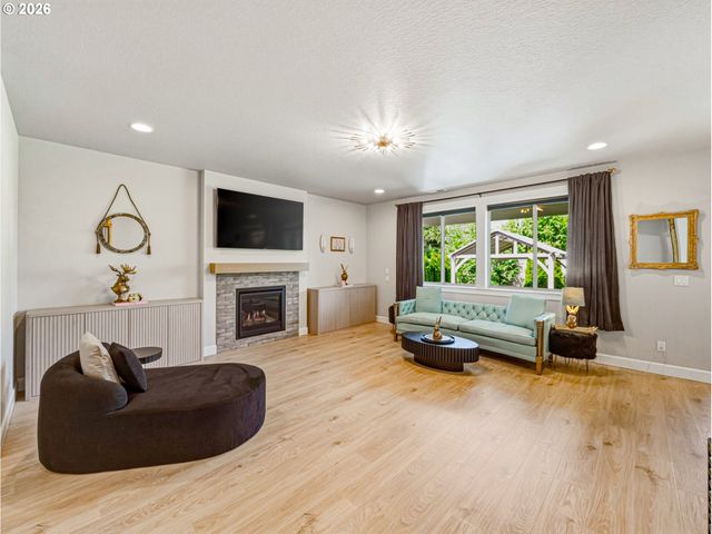 836 Ne 17TH Ave, Canby, OR 97013