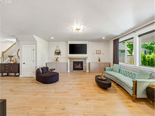 836 Ne 17TH Ave, Canby, OR 97013