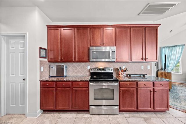 132 Lakepoint Drive, Advance, NC 27006