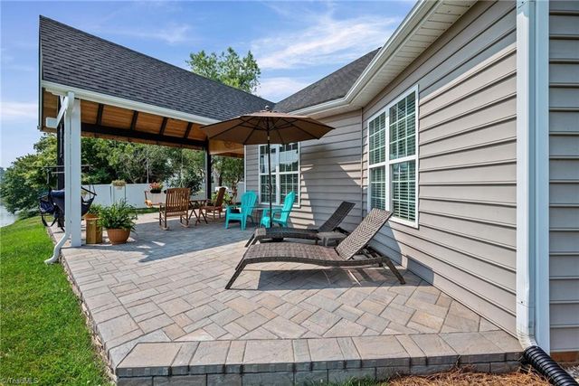 132 Lakepoint Drive, Advance, NC 27006