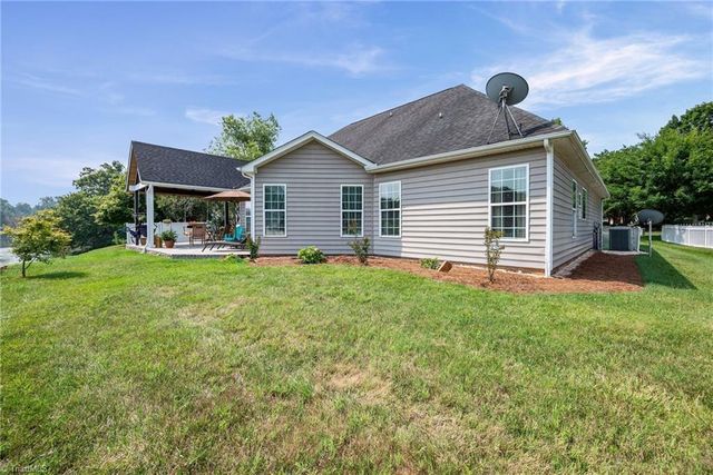 132 Lakepoint Drive, Advance, NC 27006
