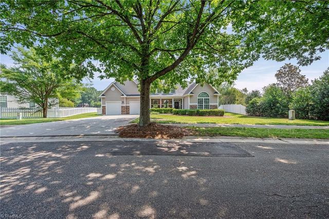 132 Lakepoint Drive, Advance, NC 27006