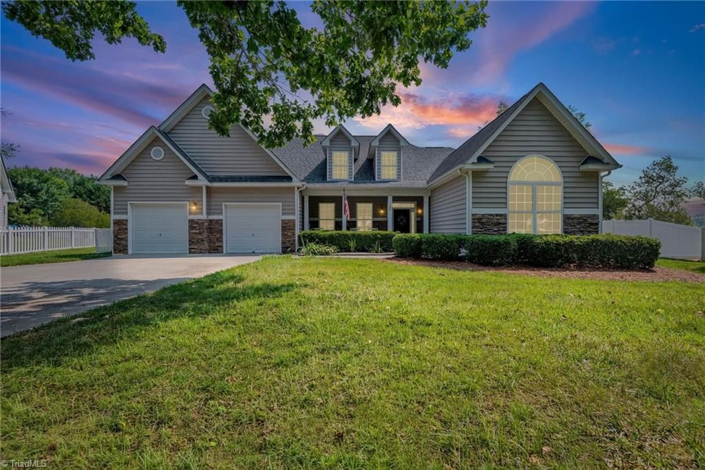 132 Lakepoint Drive, Advance, NC 27006