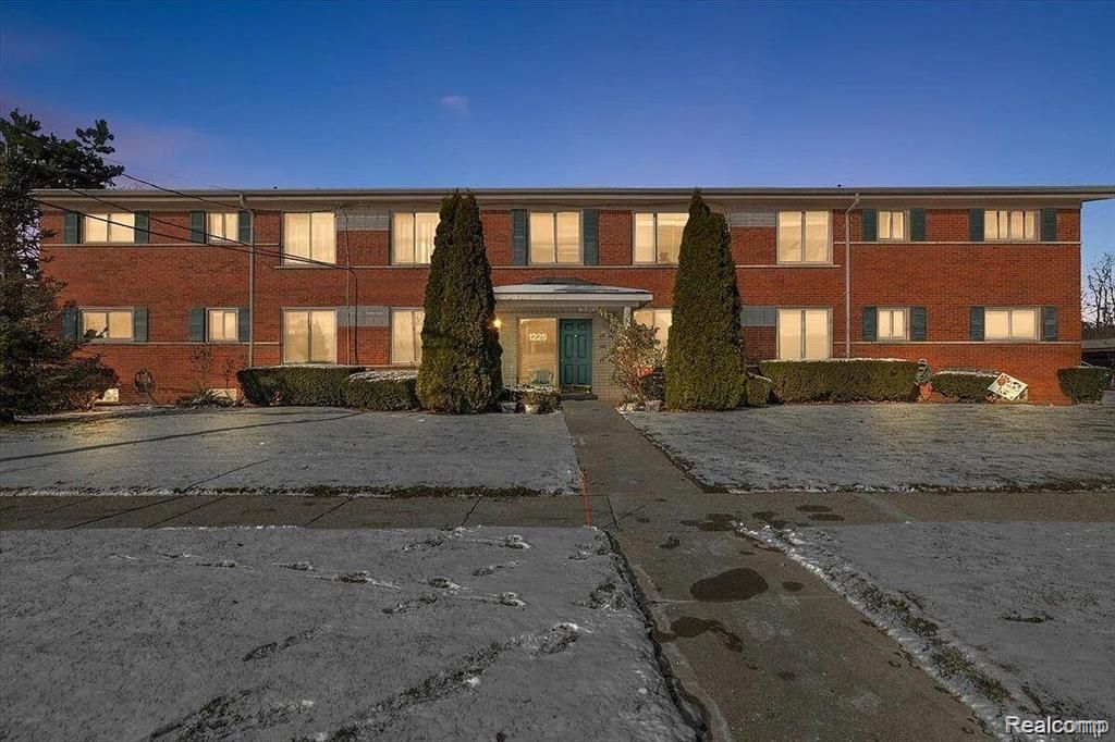 1245 Derby Road 4, Birmingham, MI 48009