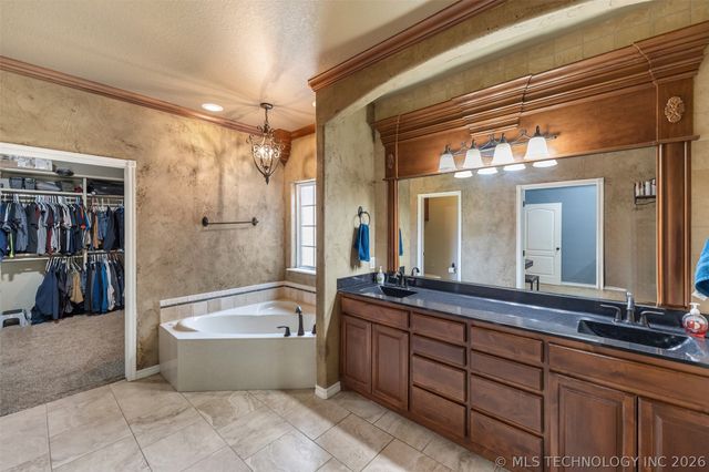 18912 Spring Creek Lane, Claremore, OK 74017