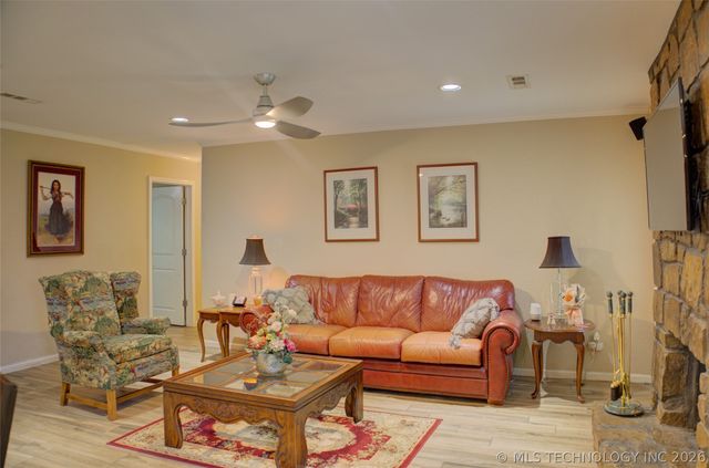 8011 S Date Place, Broken Arrow, OK 74011