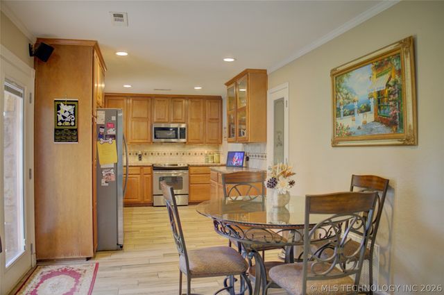 8011 S Date Place, Broken Arrow, OK 74011