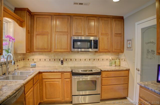 8011 S Date Place, Broken Arrow, OK 74011