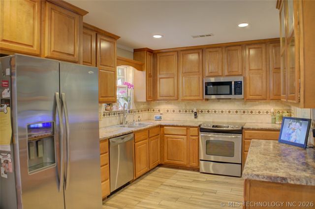 8011 S Date Place, Broken Arrow, OK 74011