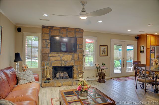 8011 S Date Place, Broken Arrow, OK 74011