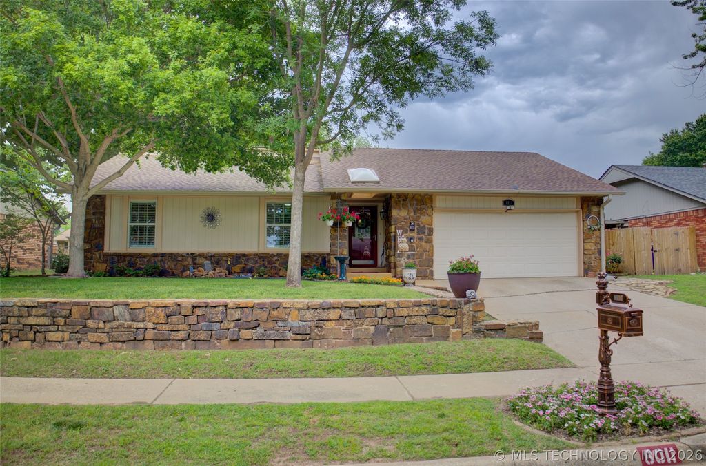8011 S Date Place, Broken Arrow, OK 74011