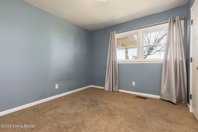 8411 Seaforth Dr, Louisville, KY 40258