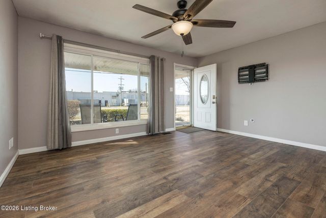 8411 Seaforth Dr, Louisville, KY 40258