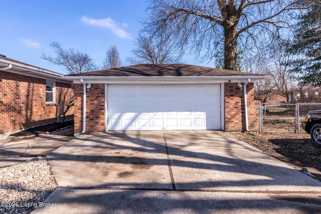 8411 Seaforth Dr, Louisville, KY 40258