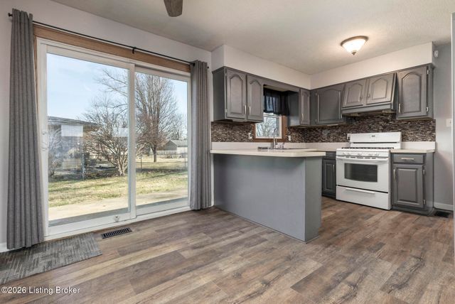 8411 Seaforth Dr, Louisville, KY 40258