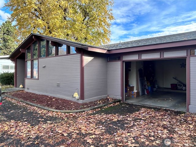 940 SE 12th Street, College Place, WA 99324