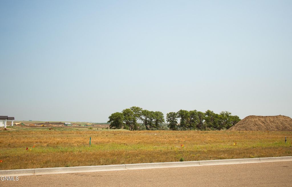 4803 Keeble Drive, Bismarck, ND 58503 photo 2