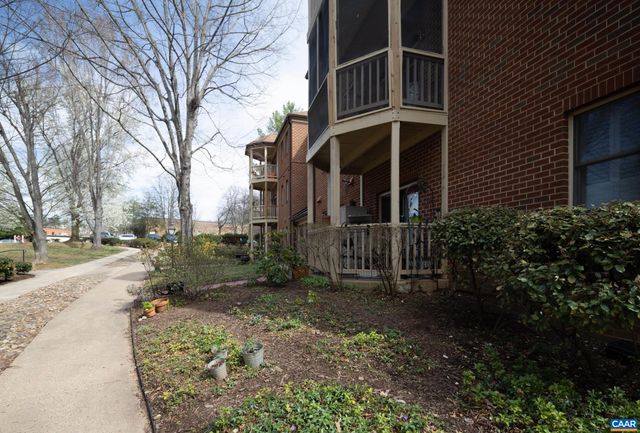 1325 Branchlands Dr Apt E, Charlottesville, VA 22901