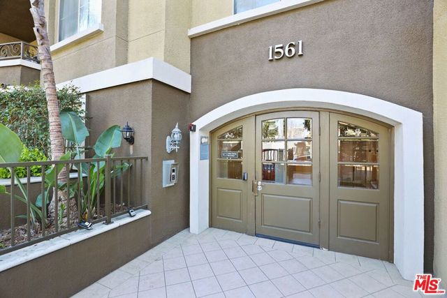 1561 S Barrington Avenue 203, Los Angeles, CA 90025
