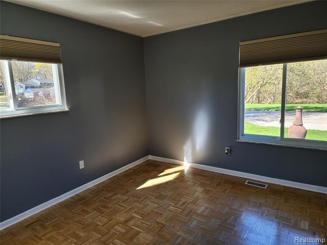 635 Sherry Drive, Lake Orion, MI 48362