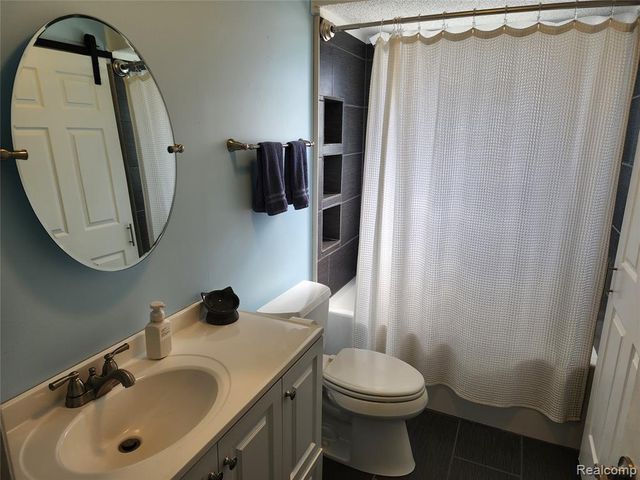 635 Sherry Drive, Lake Orion, MI 48362