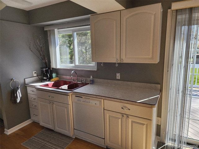 635 Sherry Drive, Lake Orion, MI 48362
