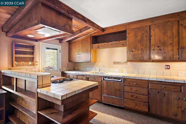 37 La Madronal, Orinda, CA 94563