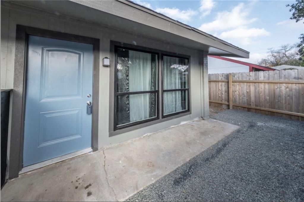 2610 Ektom DR B, Austin, TX 78745