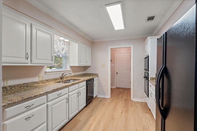 116 Meadowood Road, Enchanted Oaks, TX 75156