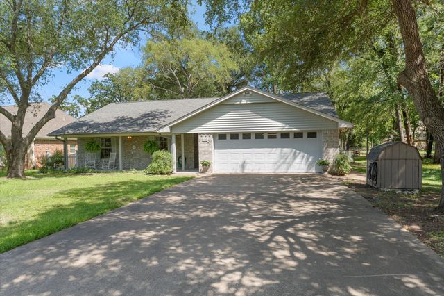116 Meadowood Road, Enchanted Oaks, TX 75156