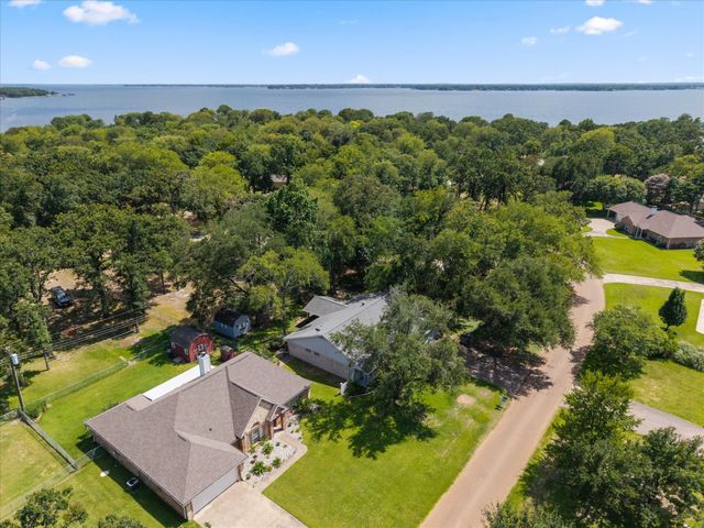 116 Meadowood Road, Enchanted Oaks, TX 75156