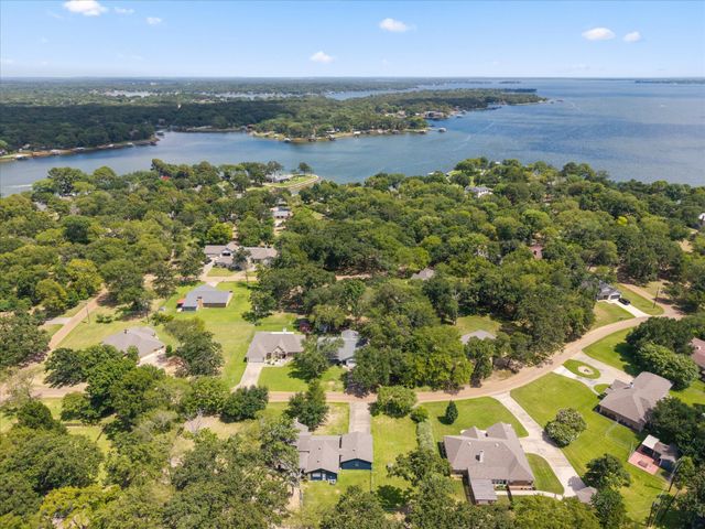 116 Meadowood Road, Enchanted Oaks, TX 75156