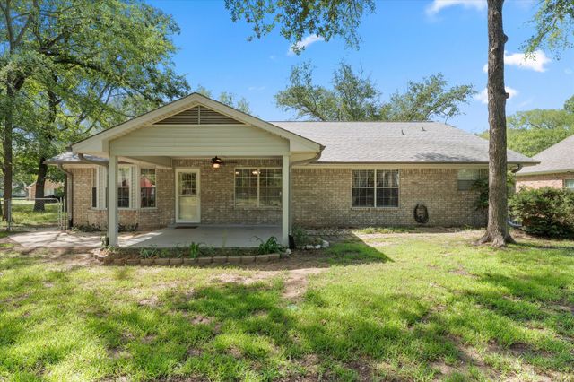 116 Meadowood Road, Enchanted Oaks, TX 75156