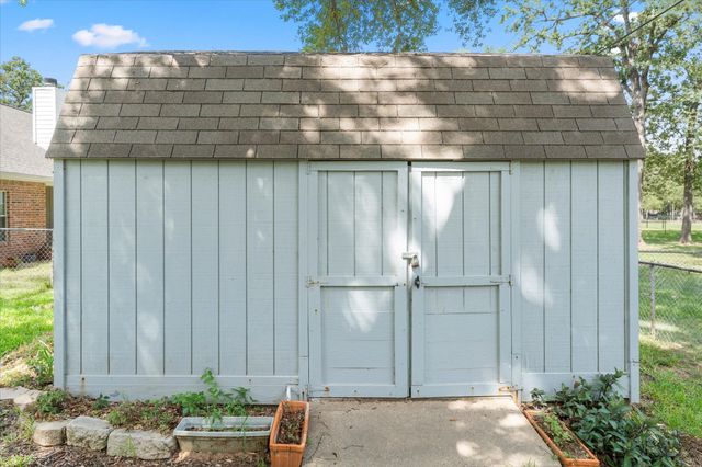 116 Meadowood Road, Enchanted Oaks, TX 75156