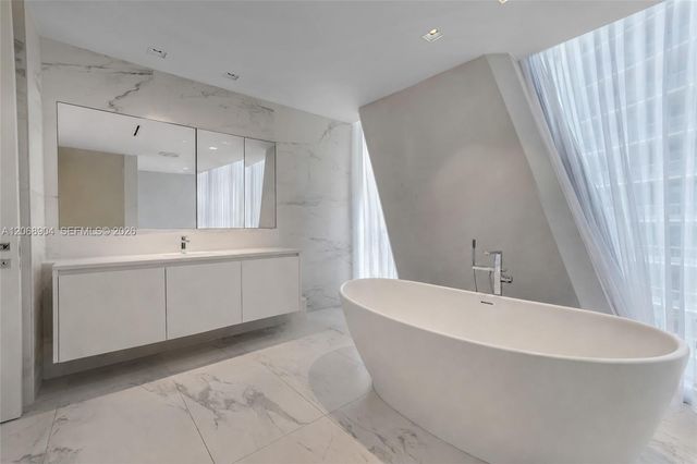 1000 Biscayne Boulevard 3901, Miami, FL 33132