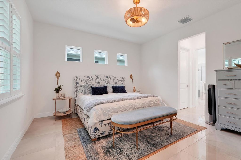 Image 16 of property listing at 1990 WALLINGFORD LOOP, Mount Dora, FL 32757