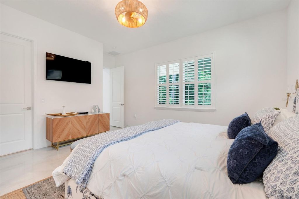 Image 17 of property listing at 1990 WALLINGFORD LOOP, Mount Dora, FL 32757