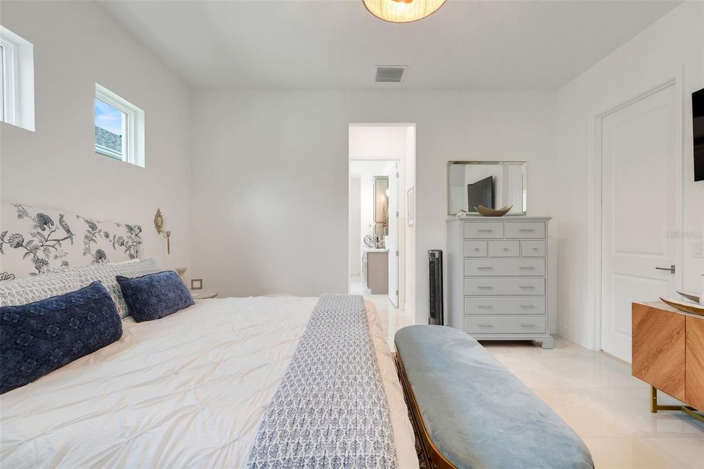 Image 18 of property listing at 1990 WALLINGFORD LOOP, Mount Dora, FL 32757