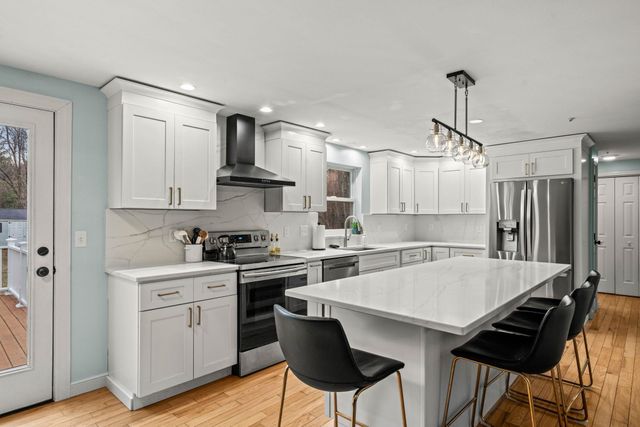 2 Sara Beth Lane, Londonderry, NH 03053