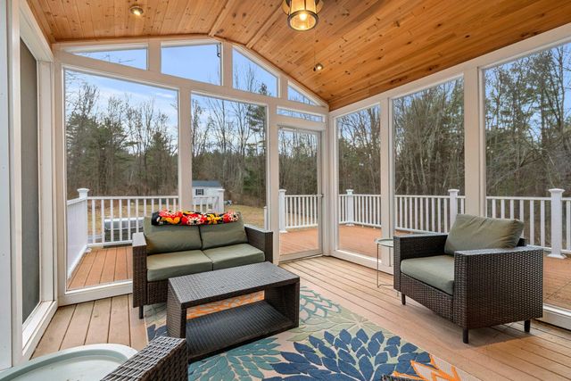 2 Sara Beth Lane, Londonderry, NH 03053