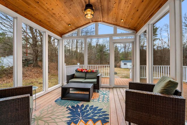 2 Sara Beth Lane, Londonderry, NH 03053