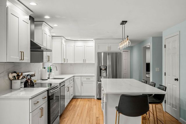 2 Sara Beth Lane, Londonderry, NH 03053